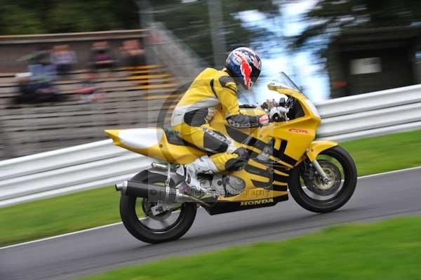 Motorcycle action photographs;cadwell;cadwell park photographs;event digital images;eventdigitalimages;motor racing louth lincolnshire;no limits trackday;peter wileman photography;trackday;trackday digital images;trackday photos