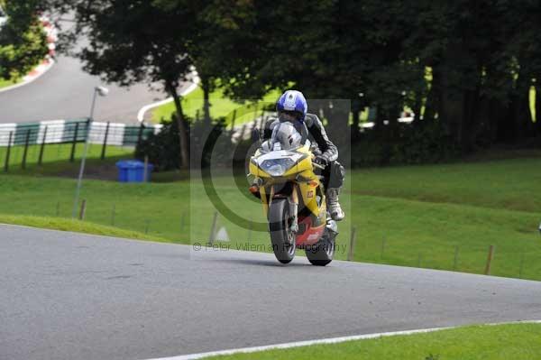 Motorcycle action photographs;cadwell;cadwell park photographs;event digital images;eventdigitalimages;motor racing louth lincolnshire;no limits trackday;peter wileman photography;trackday;trackday digital images;trackday photos