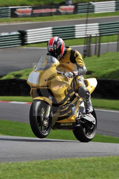Motorcycle action photographs;cadwell;cadwell park photographs;event digital images;eventdigitalimages;motor racing louth lincolnshire;no limits trackday;peter wileman photography;trackday;trackday digital images;trackday photos
