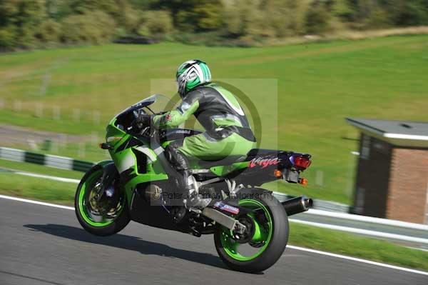 Motorcycle action photographs;cadwell;cadwell park photographs;event digital images;eventdigitalimages;motor racing louth lincolnshire;no limits trackday;peter wileman photography;trackday;trackday digital images;trackday photos