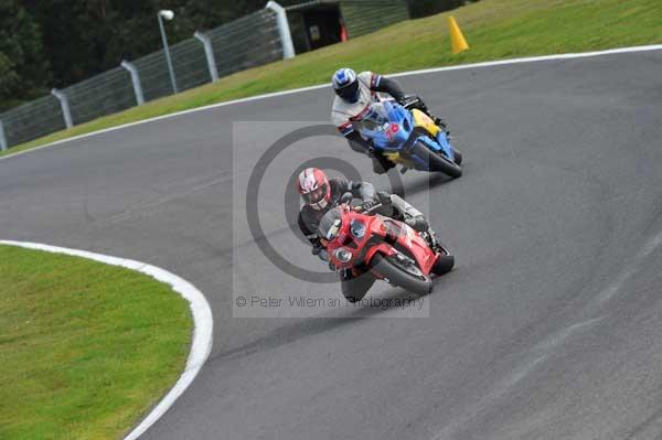 Motorcycle action photographs;cadwell;cadwell park photographs;event digital images;eventdigitalimages;motor racing louth lincolnshire;no limits trackday;peter wileman photography;trackday;trackday digital images;trackday photos