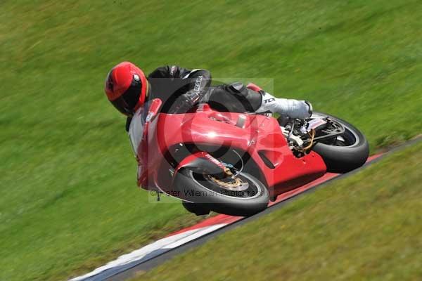 Motorcycle action photographs;cadwell;cadwell park photographs;event digital images;eventdigitalimages;motor racing louth lincolnshire;no limits trackday;peter wileman photography;trackday;trackday digital images;trackday photos