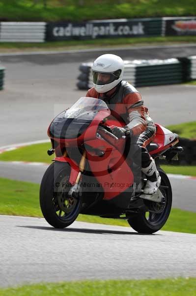 Motorcycle action photographs;cadwell;cadwell park photographs;event digital images;eventdigitalimages;motor racing louth lincolnshire;no limits trackday;peter wileman photography;trackday;trackday digital images;trackday photos