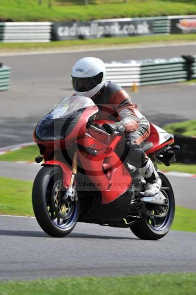 Motorcycle action photographs;cadwell;cadwell park photographs;event digital images;eventdigitalimages;motor racing louth lincolnshire;no limits trackday;peter wileman photography;trackday;trackday digital images;trackday photos