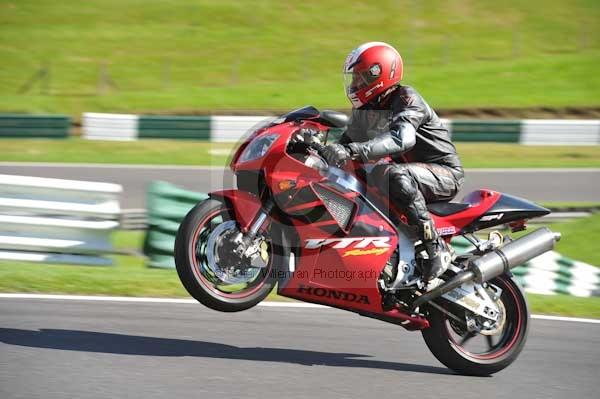Motorcycle action photographs;cadwell;cadwell park photographs;event digital images;eventdigitalimages;motor racing louth lincolnshire;no limits trackday;peter wileman photography;trackday;trackday digital images;trackday photos