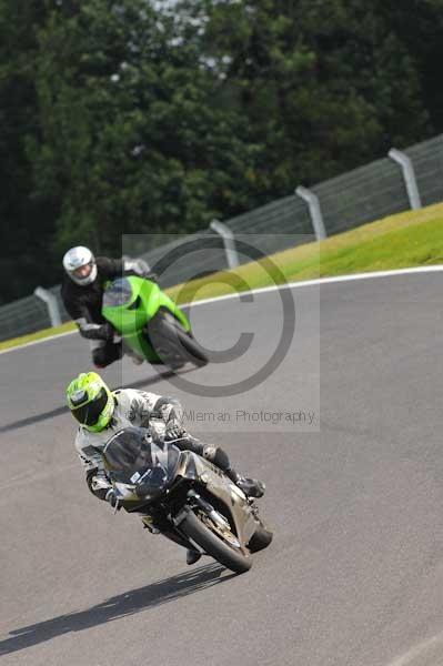 Motorcycle action photographs;cadwell;cadwell park photographs;event digital images;eventdigitalimages;motor racing louth lincolnshire;no limits trackday;peter wileman photography;trackday;trackday digital images;trackday photos