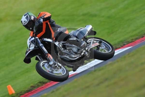 Motorcycle action photographs;cadwell;cadwell park photographs;event digital images;eventdigitalimages;motor racing louth lincolnshire;no limits trackday;peter wileman photography;trackday;trackday digital images;trackday photos