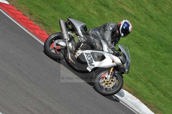 Motorcycle action photographs;cadwell;cadwell park photographs;event digital images;eventdigitalimages;motor racing louth lincolnshire;no limits trackday;peter wileman photography;trackday;trackday digital images;trackday photos