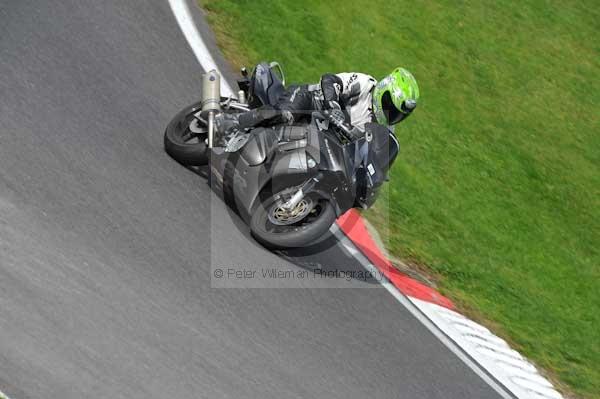 Motorcycle action photographs;cadwell;cadwell park photographs;event digital images;eventdigitalimages;motor racing louth lincolnshire;no limits trackday;peter wileman photography;trackday;trackday digital images;trackday photos