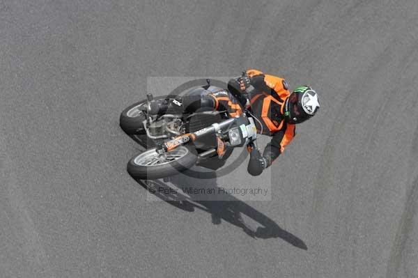 Motorcycle action photographs;cadwell;cadwell park photographs;event digital images;eventdigitalimages;motor racing louth lincolnshire;no limits trackday;peter wileman photography;trackday;trackday digital images;trackday photos