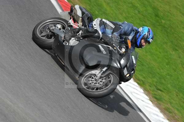 Motorcycle action photographs;cadwell;cadwell park photographs;event digital images;eventdigitalimages;motor racing louth lincolnshire;no limits trackday;peter wileman photography;trackday;trackday digital images;trackday photos
