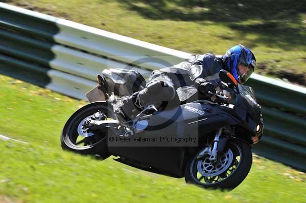Motorcycle action photographs;cadwell;cadwell park photographs;event digital images;eventdigitalimages;motor racing louth lincolnshire;no limits trackday;peter wileman photography;trackday;trackday digital images;trackday photos