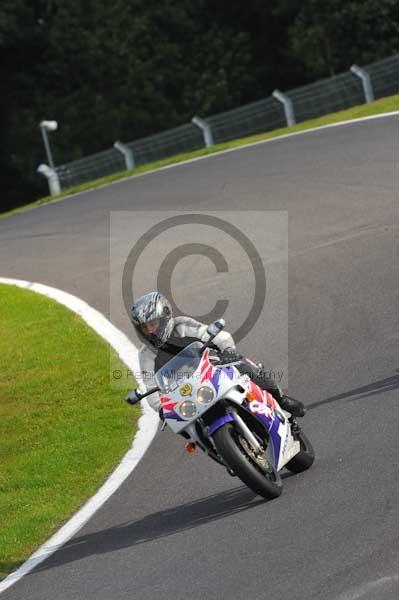Motorcycle action photographs;cadwell;cadwell park photographs;event digital images;eventdigitalimages;motor racing louth lincolnshire;no limits trackday;peter wileman photography;trackday;trackday digital images;trackday photos