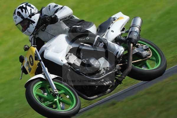 Motorcycle action photographs;cadwell;cadwell park photographs;event digital images;eventdigitalimages;motor racing louth lincolnshire;no limits trackday;peter wileman photography;trackday;trackday digital images;trackday photos