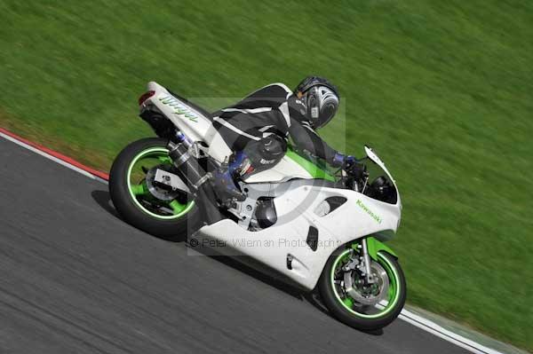 Motorcycle action photographs;cadwell;cadwell park photographs;event digital images;eventdigitalimages;motor racing louth lincolnshire;no limits trackday;peter wileman photography;trackday;trackday digital images;trackday photos