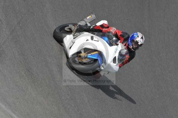 Motorcycle action photographs;cadwell;cadwell park photographs;event digital images;eventdigitalimages;motor racing louth lincolnshire;no limits trackday;peter wileman photography;trackday;trackday digital images;trackday photos