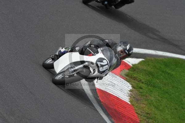 Motorcycle action photographs;cadwell;cadwell park photographs;event digital images;eventdigitalimages;motor racing louth lincolnshire;no limits trackday;peter wileman photography;trackday;trackday digital images;trackday photos