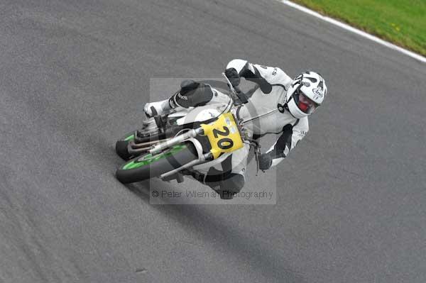 Motorcycle action photographs;cadwell;cadwell park photographs;event digital images;eventdigitalimages;motor racing louth lincolnshire;no limits trackday;peter wileman photography;trackday;trackday digital images;trackday photos