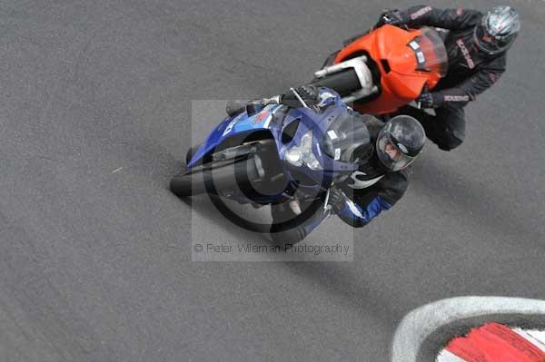 Motorcycle action photographs;cadwell;cadwell park photographs;event digital images;eventdigitalimages;motor racing louth lincolnshire;no limits trackday;peter wileman photography;trackday;trackday digital images;trackday photos