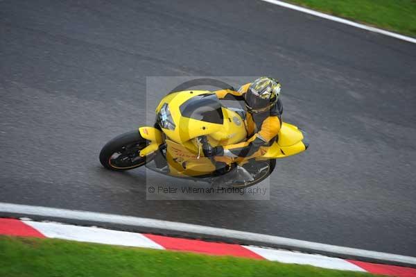 Motorcycle action photographs;cadwell;cadwell park photographs;event digital images;eventdigitalimages;motor racing louth lincolnshire;no limits trackday;peter wileman photography;trackday;trackday digital images;trackday photos