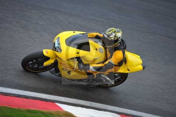 Motorcycle action photographs;cadwell;cadwell park photographs;event digital images;eventdigitalimages;motor racing louth lincolnshire;no limits trackday;peter wileman photography;trackday;trackday digital images;trackday photos