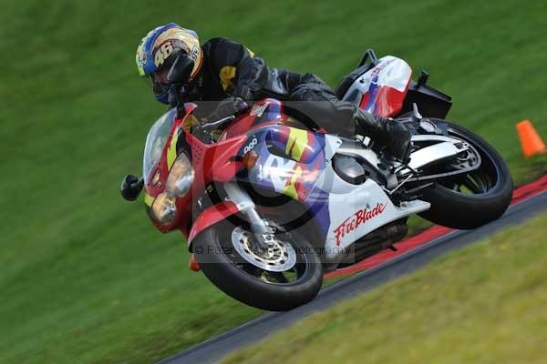 Motorcycle action photographs;cadwell;cadwell park photographs;event digital images;eventdigitalimages;motor racing louth lincolnshire;no limits trackday;peter wileman photography;trackday;trackday digital images;trackday photos