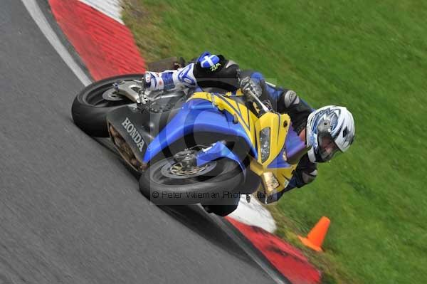 Motorcycle action photographs;cadwell;cadwell park photographs;event digital images;eventdigitalimages;motor racing louth lincolnshire;no limits trackday;peter wileman photography;trackday;trackday digital images;trackday photos