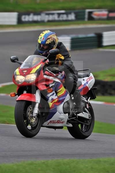 Motorcycle action photographs;cadwell;cadwell park photographs;event digital images;eventdigitalimages;motor racing louth lincolnshire;no limits trackday;peter wileman photography;trackday;trackday digital images;trackday photos