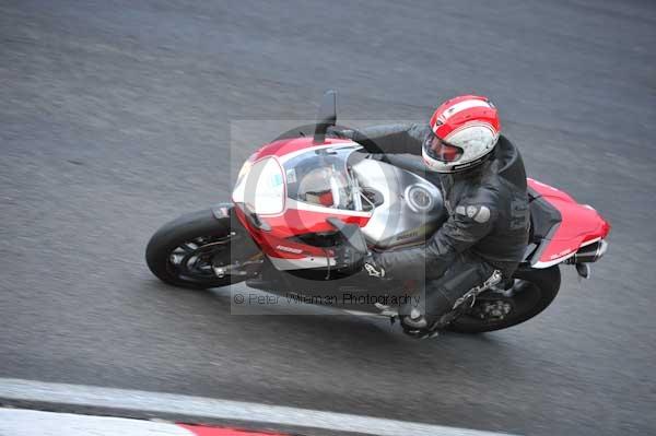 Motorcycle action photographs;cadwell;cadwell park photographs;event digital images;eventdigitalimages;motor racing louth lincolnshire;no limits trackday;peter wileman photography;trackday;trackday digital images;trackday photos