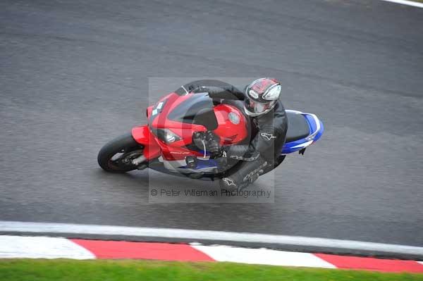 Motorcycle action photographs;cadwell;cadwell park photographs;event digital images;eventdigitalimages;motor racing louth lincolnshire;no limits trackday;peter wileman photography;trackday;trackday digital images;trackday photos