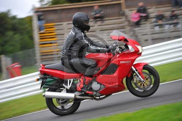 Motorcycle action photographs;cadwell;cadwell park photographs;event digital images;eventdigitalimages;motor racing louth lincolnshire;no limits trackday;peter wileman photography;trackday;trackday digital images;trackday photos