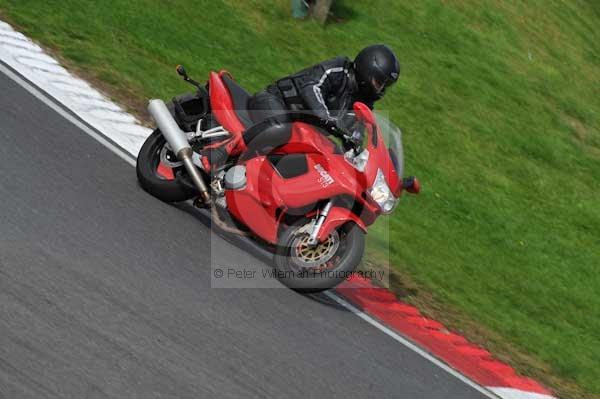 Motorcycle action photographs;cadwell;cadwell park photographs;event digital images;eventdigitalimages;motor racing louth lincolnshire;no limits trackday;peter wileman photography;trackday;trackday digital images;trackday photos