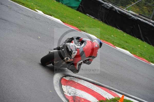 Motorcycle action photographs;cadwell;cadwell park photographs;event digital images;eventdigitalimages;motor racing louth lincolnshire;no limits trackday;peter wileman photography;trackday;trackday digital images;trackday photos