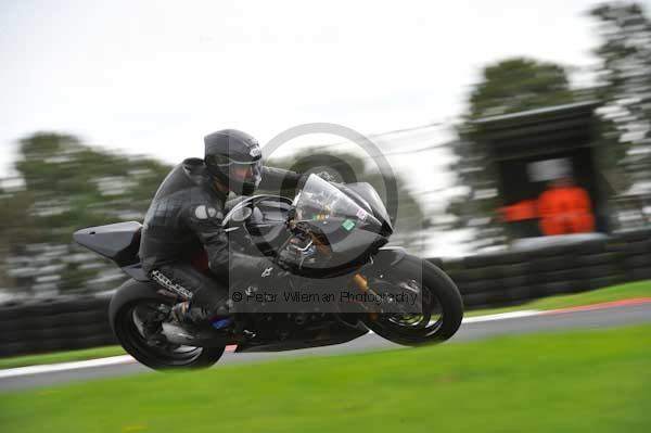 Motorcycle action photographs;cadwell;cadwell park photographs;event digital images;eventdigitalimages;motor racing louth lincolnshire;no limits trackday;peter wileman photography;trackday;trackday digital images;trackday photos