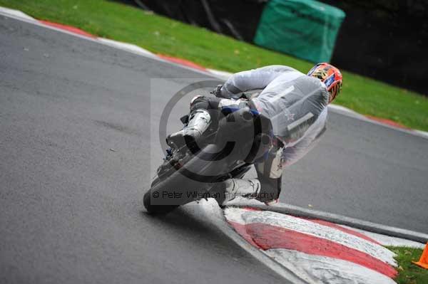 Motorcycle action photographs;cadwell;cadwell park photographs;event digital images;eventdigitalimages;motor racing louth lincolnshire;no limits trackday;peter wileman photography;trackday;trackday digital images;trackday photos