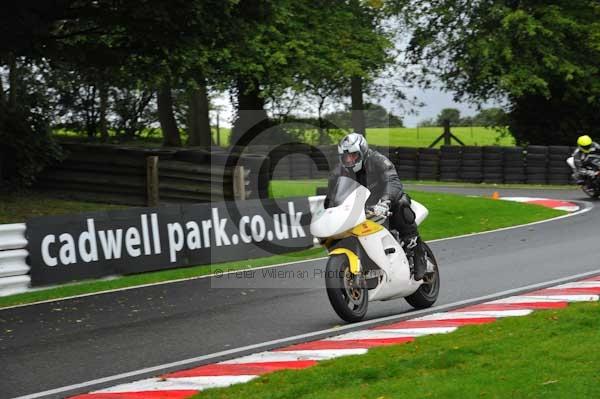 Motorcycle action photographs;cadwell;cadwell park photographs;event digital images;eventdigitalimages;motor racing louth lincolnshire;no limits trackday;peter wileman photography;trackday;trackday digital images;trackday photos