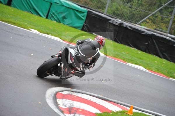 Motorcycle action photographs;cadwell;cadwell park photographs;event digital images;eventdigitalimages;motor racing louth lincolnshire;no limits trackday;peter wileman photography;trackday;trackday digital images;trackday photos