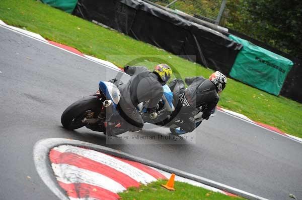 Motorcycle action photographs;cadwell;cadwell park photographs;event digital images;eventdigitalimages;motor racing louth lincolnshire;no limits trackday;peter wileman photography;trackday;trackday digital images;trackday photos