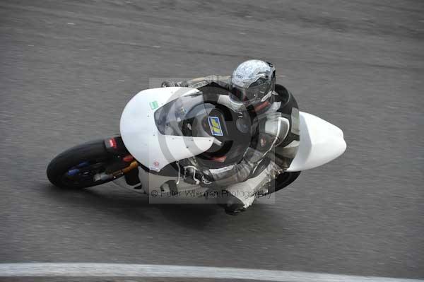 Motorcycle action photographs;cadwell;cadwell park photographs;event digital images;eventdigitalimages;motor racing louth lincolnshire;no limits trackday;peter wileman photography;trackday;trackday digital images;trackday photos