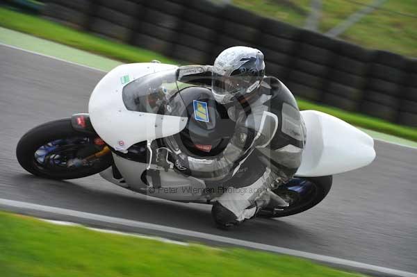 Motorcycle action photographs;cadwell;cadwell park photographs;event digital images;eventdigitalimages;motor racing louth lincolnshire;no limits trackday;peter wileman photography;trackday;trackday digital images;trackday photos