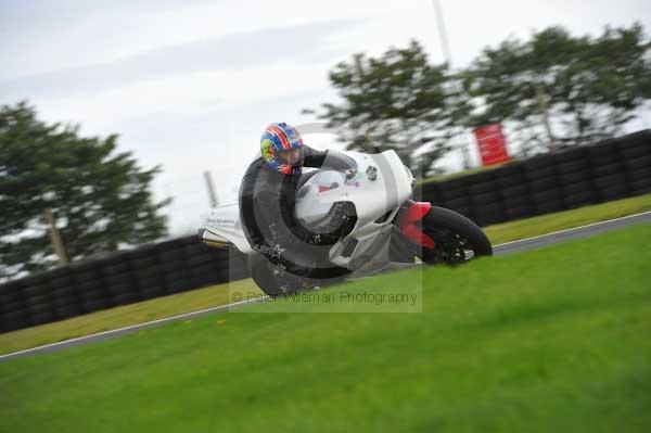 Motorcycle action photographs;cadwell;cadwell park photographs;event digital images;eventdigitalimages;motor racing louth lincolnshire;no limits trackday;peter wileman photography;trackday;trackday digital images;trackday photos