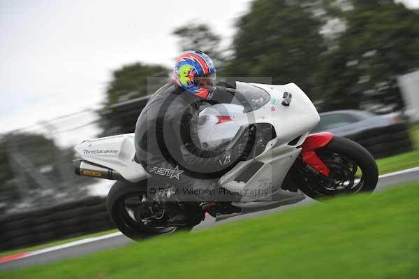 Motorcycle action photographs;cadwell;cadwell park photographs;event digital images;eventdigitalimages;motor racing louth lincolnshire;no limits trackday;peter wileman photography;trackday;trackday digital images;trackday photos