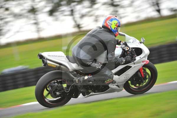 Motorcycle action photographs;cadwell;cadwell park photographs;event digital images;eventdigitalimages;motor racing louth lincolnshire;no limits trackday;peter wileman photography;trackday;trackday digital images;trackday photos
