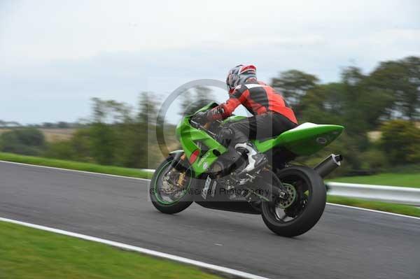 Motorcycle action photographs;cadwell;cadwell park photographs;event digital images;eventdigitalimages;motor racing louth lincolnshire;no limits trackday;peter wileman photography;trackday;trackday digital images;trackday photos