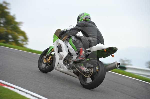 Motorcycle action photographs;cadwell;cadwell park photographs;event digital images;eventdigitalimages;motor racing louth lincolnshire;no limits trackday;peter wileman photography;trackday;trackday digital images;trackday photos