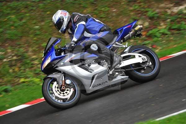 Motorcycle action photographs;cadwell;cadwell park photographs;event digital images;eventdigitalimages;motor racing louth lincolnshire;no limits trackday;peter wileman photography;trackday;trackday digital images;trackday photos