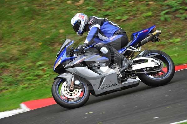Motorcycle action photographs;cadwell;cadwell park photographs;event digital images;eventdigitalimages;motor racing louth lincolnshire;no limits trackday;peter wileman photography;trackday;trackday digital images;trackday photos
