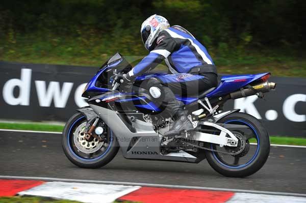 Motorcycle action photographs;cadwell;cadwell park photographs;event digital images;eventdigitalimages;motor racing louth lincolnshire;no limits trackday;peter wileman photography;trackday;trackday digital images;trackday photos