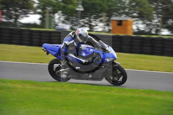 Motorcycle action photographs;cadwell;cadwell park photographs;event digital images;eventdigitalimages;motor racing louth lincolnshire;no limits trackday;peter wileman photography;trackday;trackday digital images;trackday photos