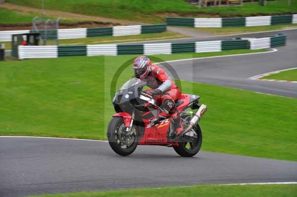 Motorcycle action photographs;cadwell;cadwell park photographs;event digital images;eventdigitalimages;motor racing louth lincolnshire;no limits trackday;peter wileman photography;trackday;trackday digital images;trackday photos